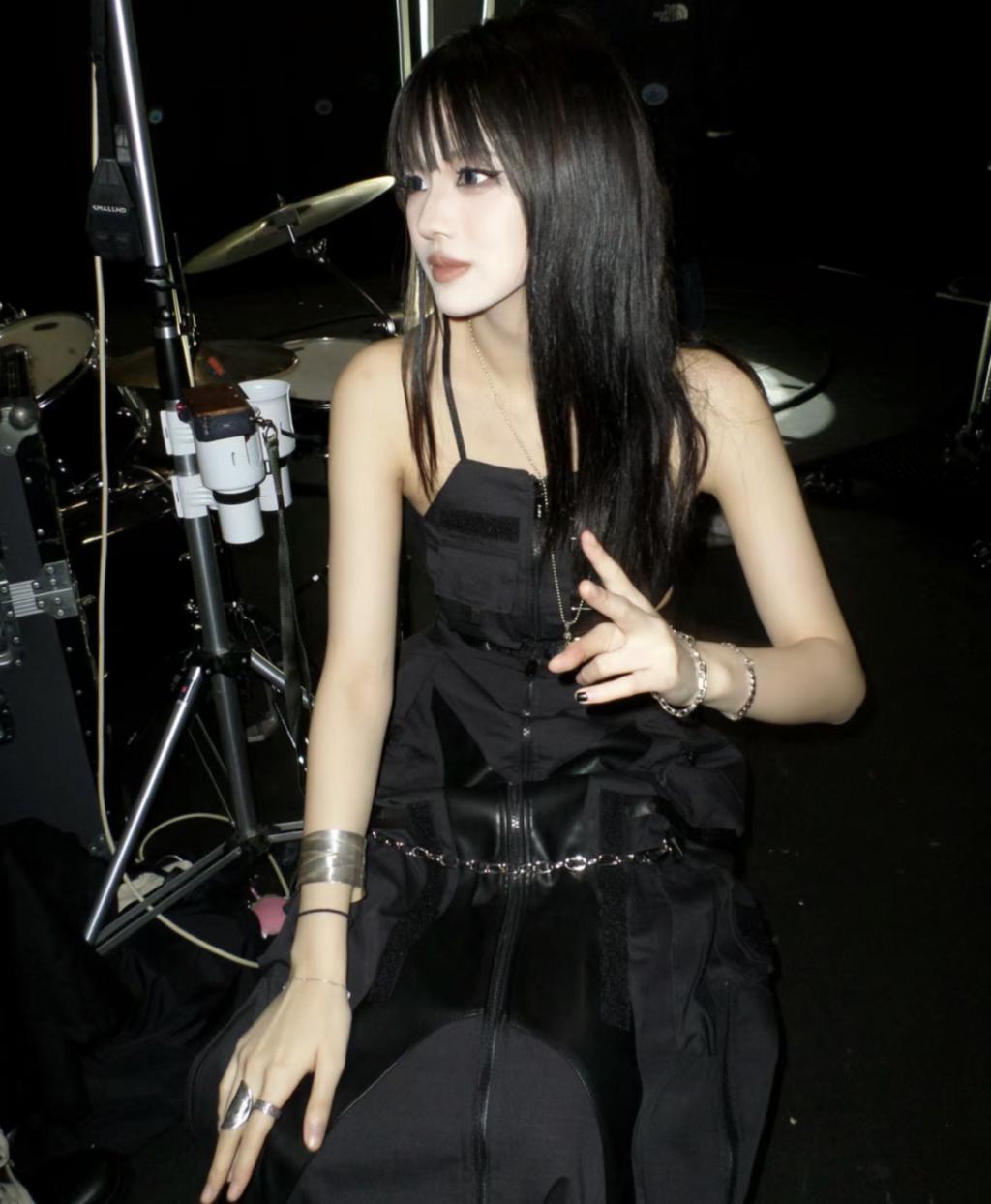 还记得汪峰的大女儿小苹果吗？开始走网红风了？