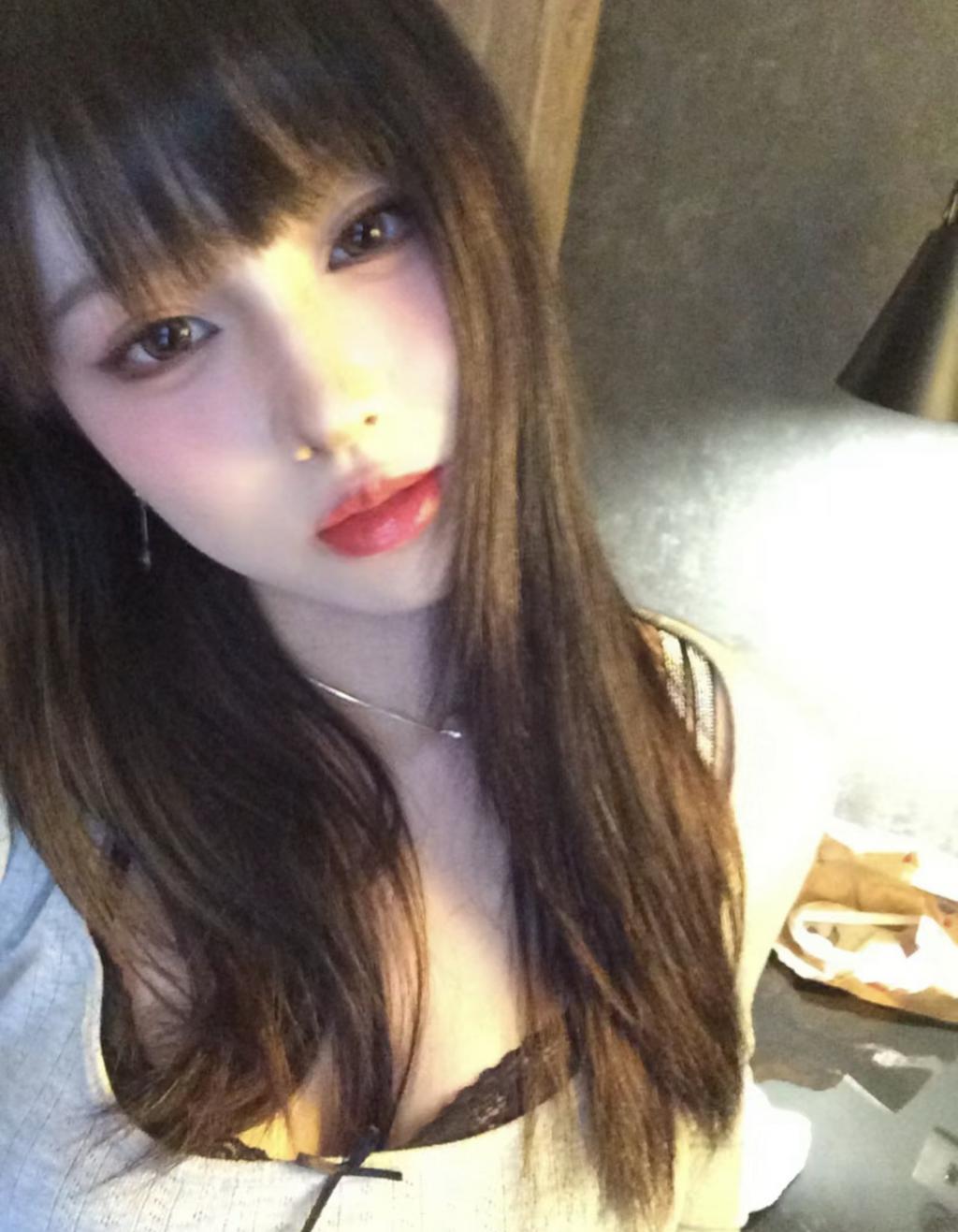 还记得汪峰的大女儿小苹果吗？开始走网红风了？