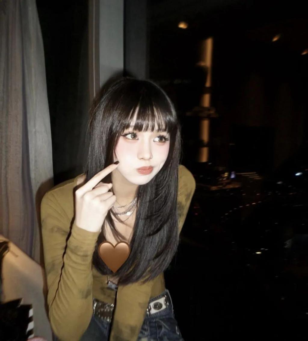 还记得汪峰的大女儿小苹果吗？开始走网红风了？