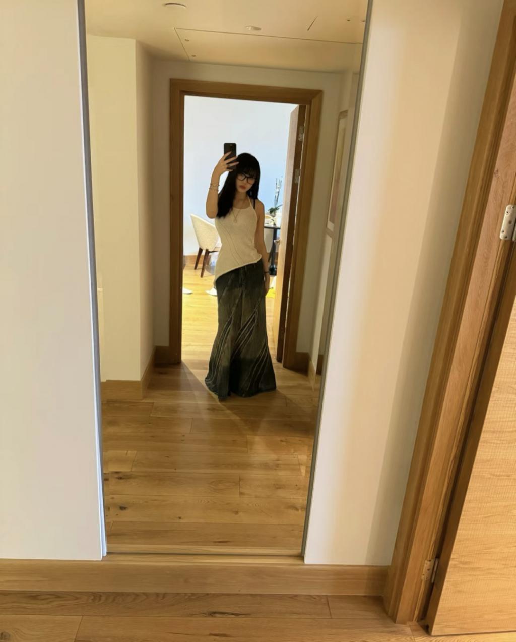 还记得汪峰的大女儿小苹果吗？开始走网红风了？