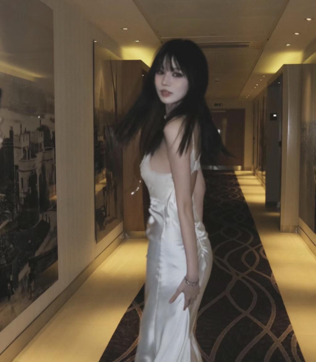 还记得汪峰的大女儿小苹果吗？开始走网红风了？