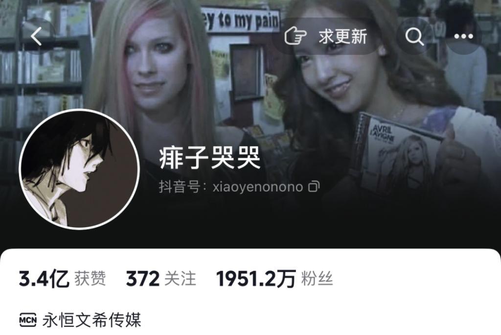 还记得汪峰的大女儿小苹果吗？开始走网红风了？