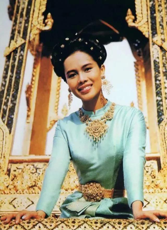 贵妃彻底失宠？9300亿王后又变美的泰王室有什么样的泼天富贵