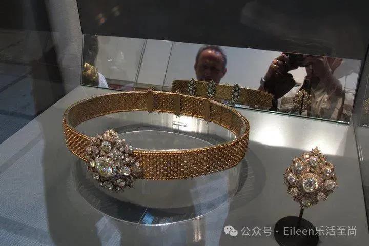 贵妃彻底失宠？9300亿王后又变美的泰王室有什么样的泼天富贵