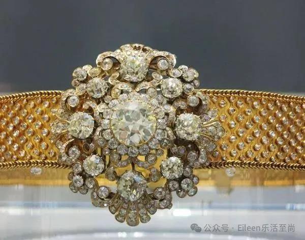 贵妃彻底失宠？9300亿王后又变美的泰王室有什么样的泼天富贵