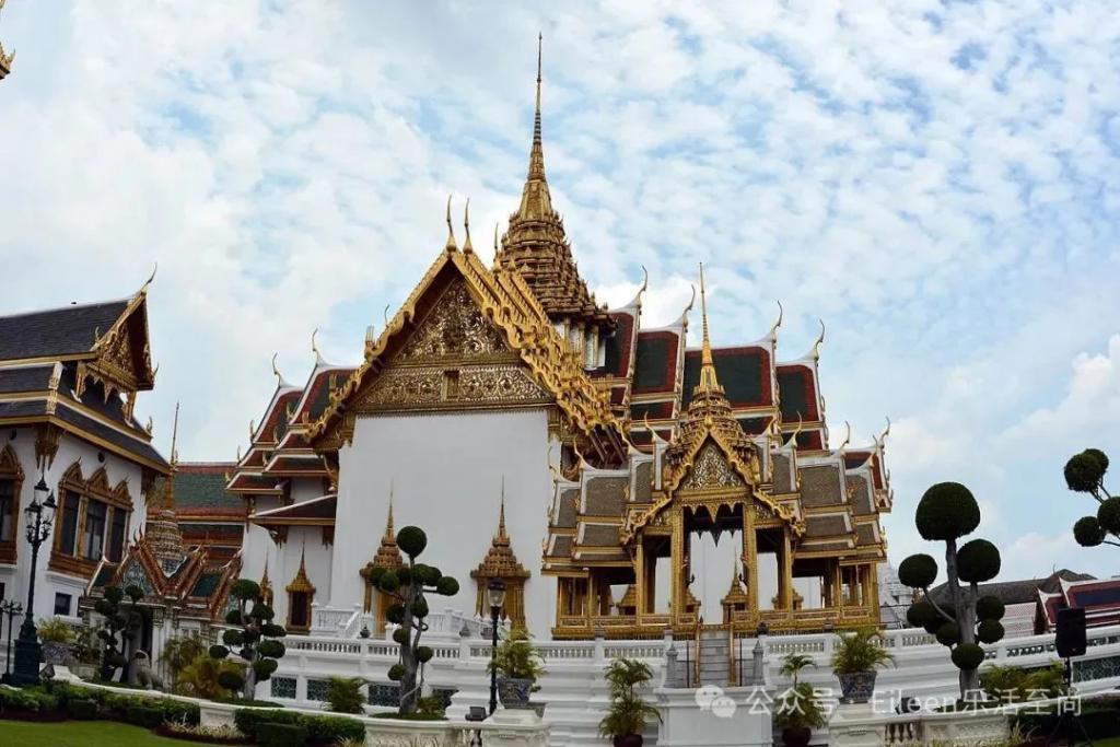 贵妃彻底失宠？9300亿王后又变美的泰王室有什么样的泼天富贵