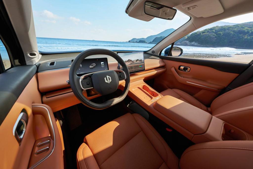 极氪卷完，零跑接着卷，16 万 的 C10 就有激光雷达 Orin-X 骁龙 8295