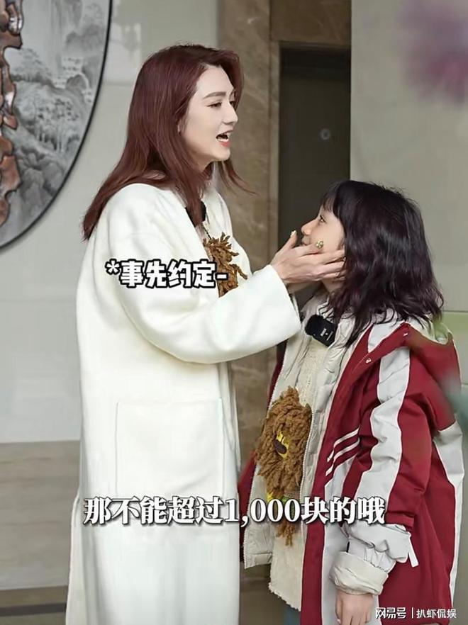 洪欣与女儿一起逛街，彤彤染红发暴风抽高，五官像张丹峰