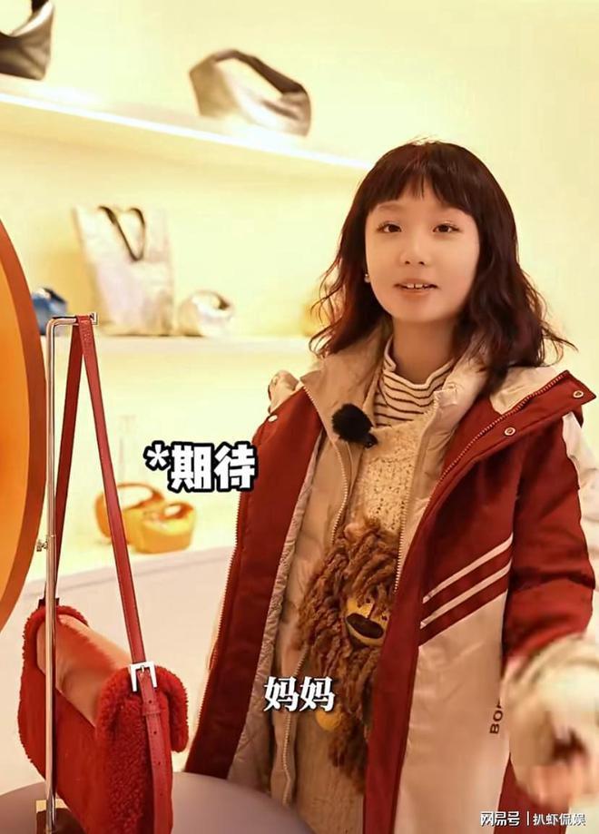 洪欣与女儿一起逛街，彤彤染红发暴风抽高，五官像张丹峰