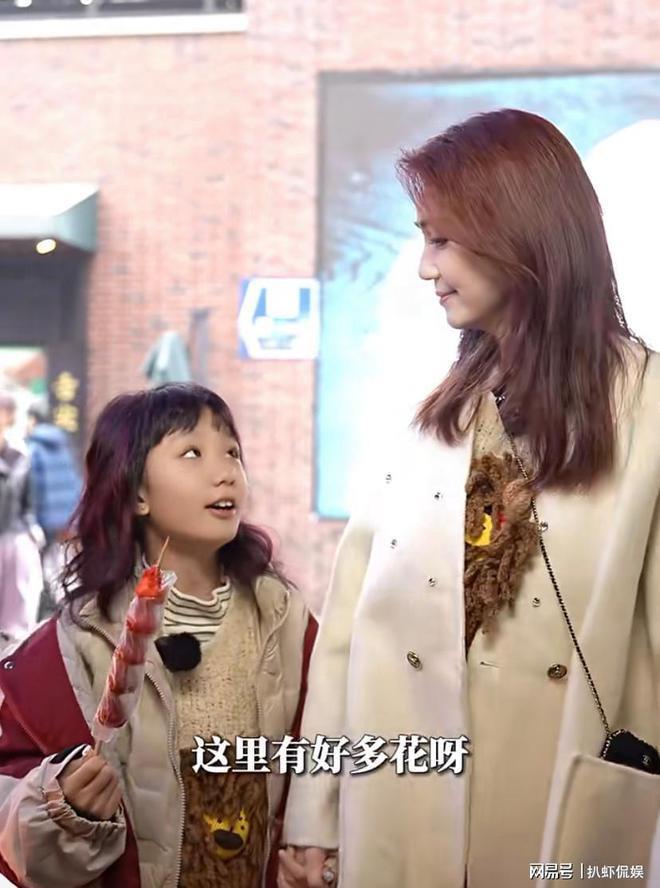 洪欣与女儿一起逛街，彤彤染红发暴风抽高，五官像张丹峰
