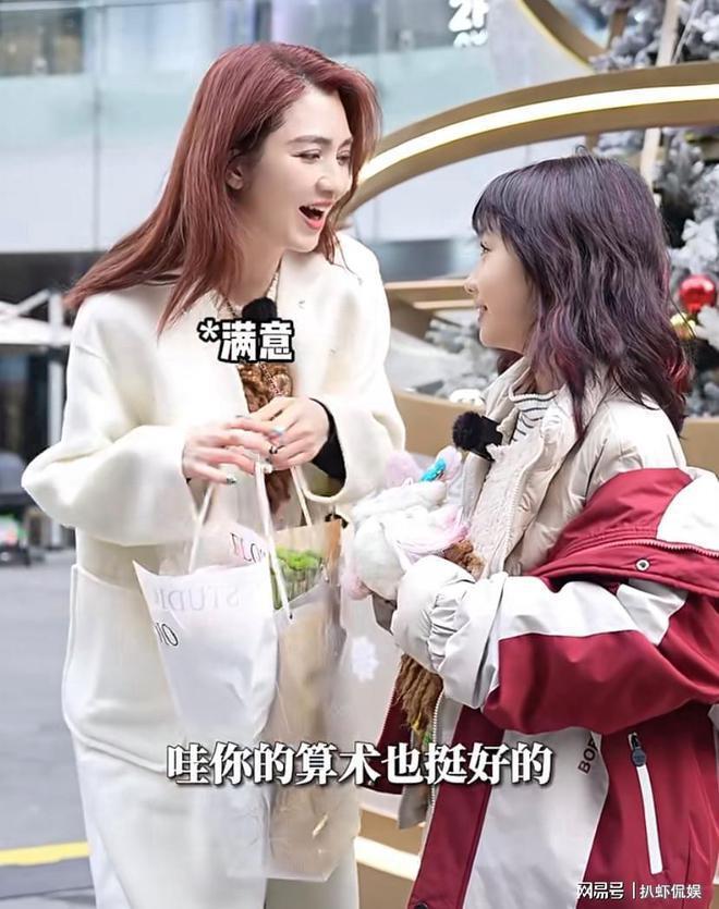 洪欣与女儿一起逛街，彤彤染红发暴风抽高，五官像张丹峰