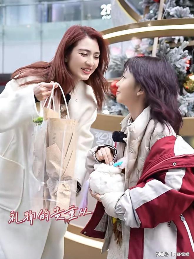 洪欣与女儿一起逛街，彤彤染红发暴风抽高，五官像张丹峰