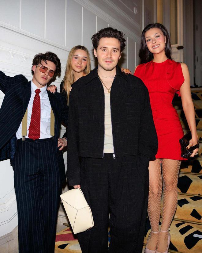 贝克汉姆一家晒时装周合影，小七造型遭吐槽