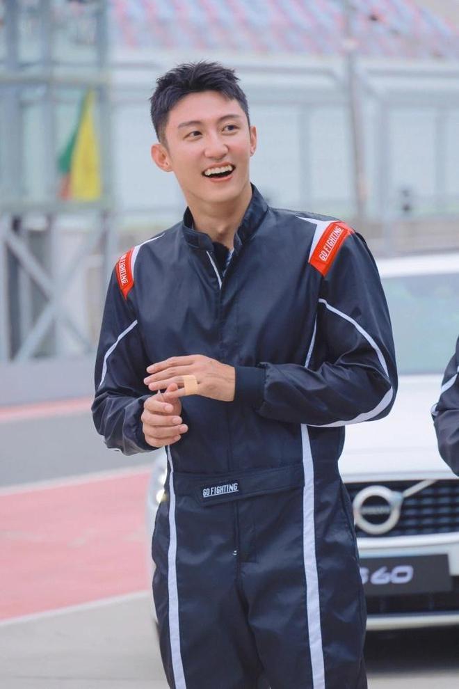 被曝与黄景瑜感情甜蜜稳定，迪丽热巴疑澄清：我注定是一个人