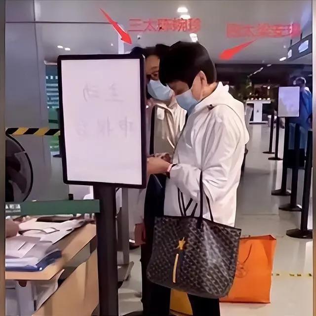 赌王没了，三太和四太处成闺蜜？不再热衷打扮，活出自我了