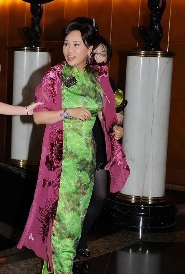 赌王没了，三太和四太处成闺蜜？不再热衷打扮，活出自我了