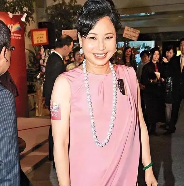 赌王没了，三太和四太处成闺蜜？不再热衷打扮，活出自我了