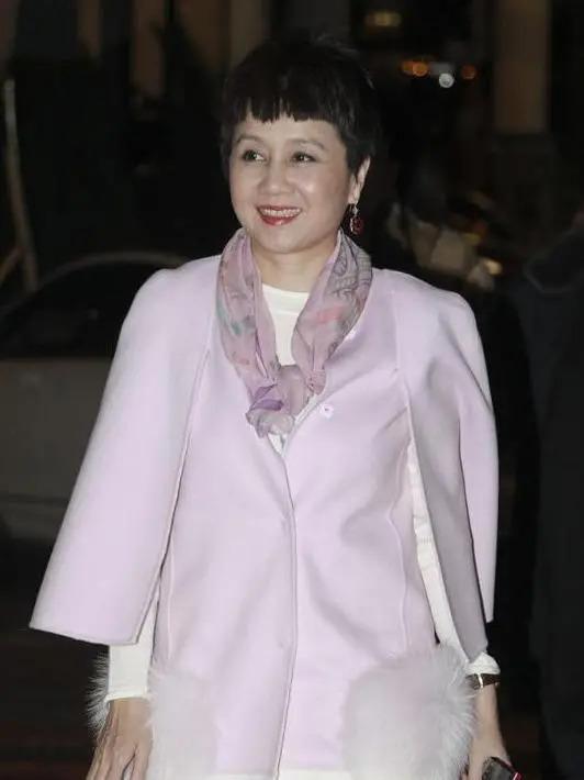 赌王没了，三太和四太处成闺蜜？不再热衷打扮，活出自我了