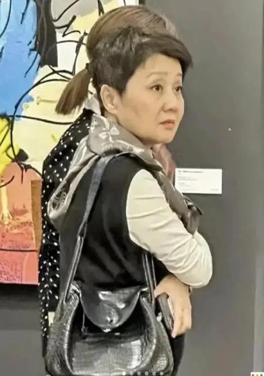 赌王没了，三太和四太处成闺蜜？不再热衷打扮，活出自我了