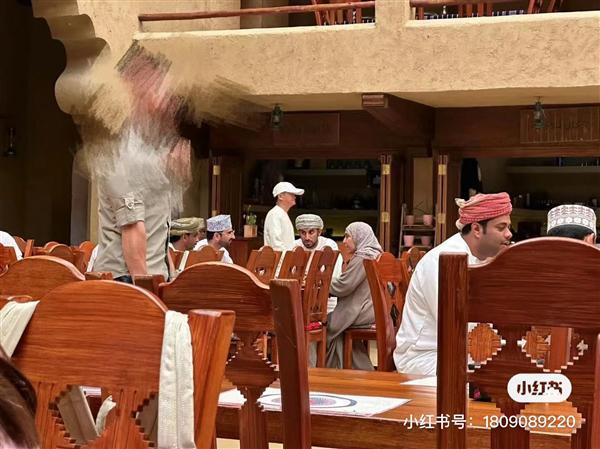 马云现身阿曼餐厅被网友偶遇:头戴鸭舌帽 风采依旧