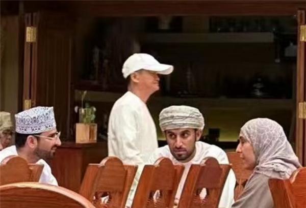 马云现身阿曼餐厅被网友偶遇:头戴鸭舌帽 风采依旧