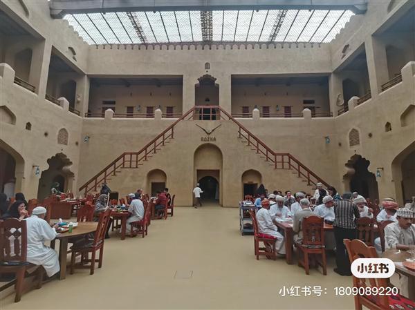 马云现身阿曼餐厅被网友偶遇:头戴鸭舌帽 风采依旧