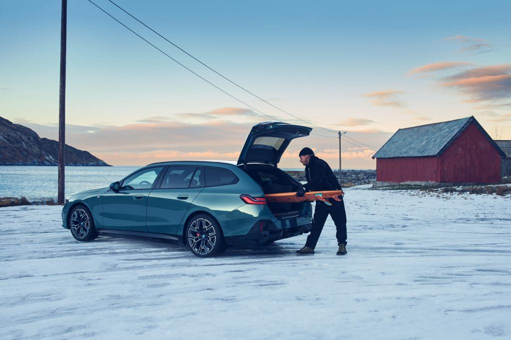 全新宝马 5 系/ i5 旅行车在德国下线 ，提供多种动力版本