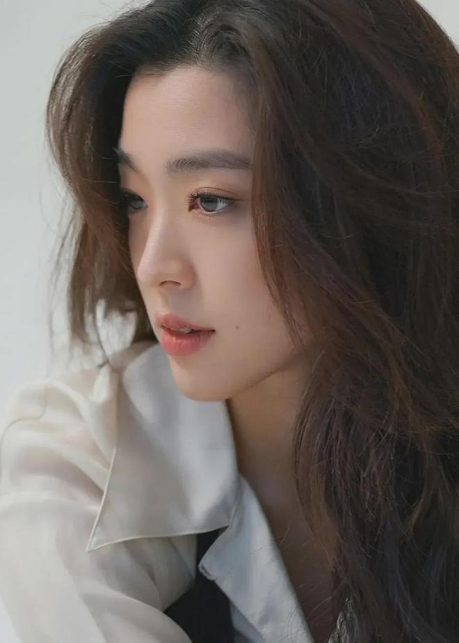 宋仲基新片上线，演技肉眼可见在变强，小透明女主更惊艳