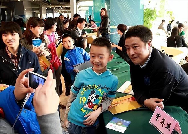 "央视最不靠谱的人":主持天气预报近30年的他,其实是个"临时工"