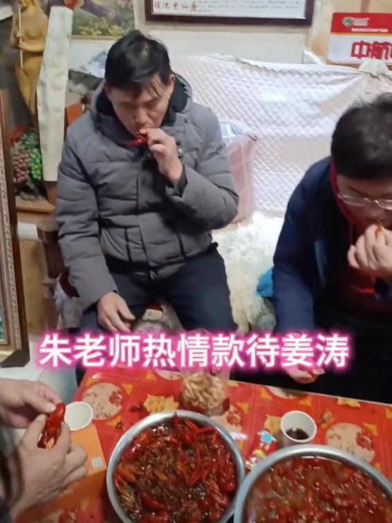 大衣哥请姜涛吃大龙虾，满嘴流油被辣呛，山东人真的很热情