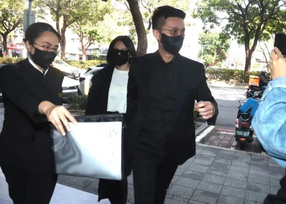 小S公公葬礼上，大S穿着遭质疑，黑人范玮琪牵手现身