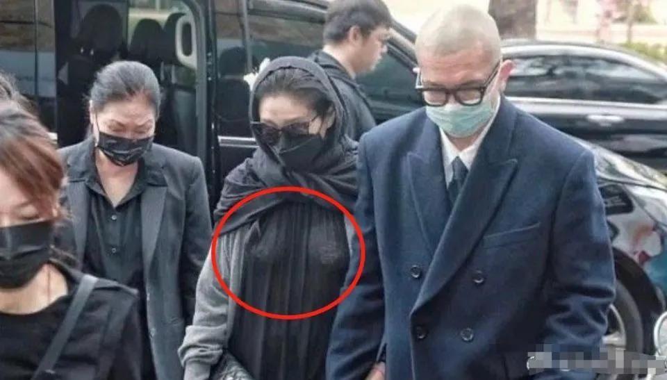 小S公公葬礼上，大S穿着遭质疑，黑人范玮琪牵手现身