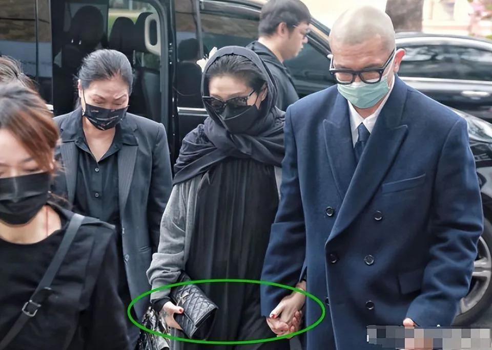 小S公公葬礼上，大S穿着遭质疑，黑人范玮琪牵手现身