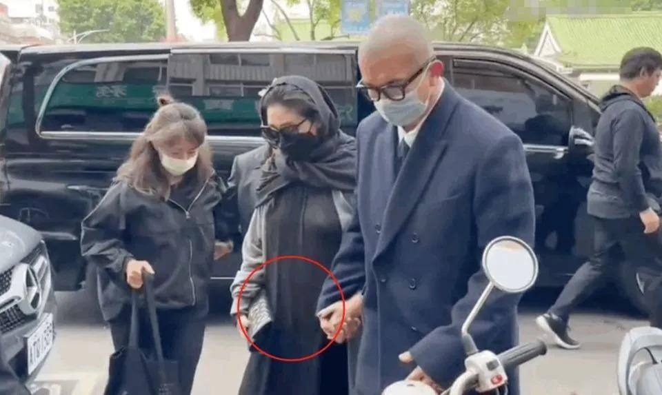 小S公公葬礼上，大S穿着遭质疑，黑人范玮琪牵手现身