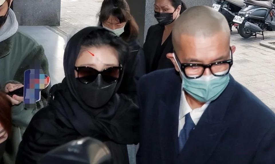 小S公公葬礼上，大S穿着遭质疑，黑人范玮琪牵手现身