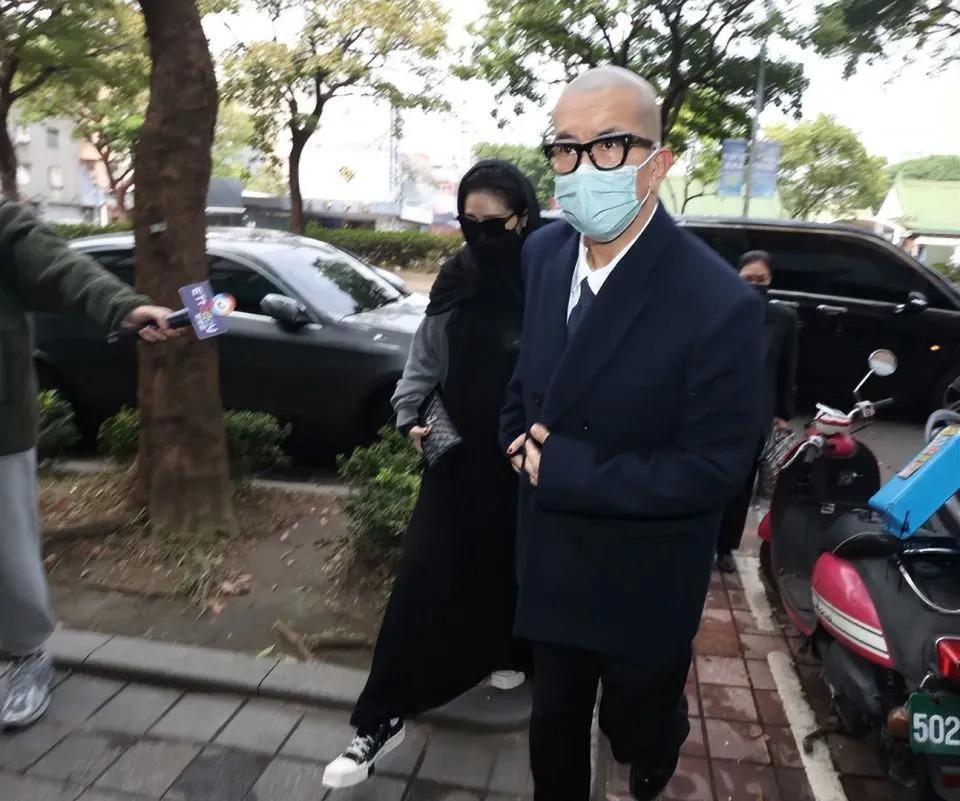小S公公葬礼上，大S穿着遭质疑，黑人范玮琪牵手现身