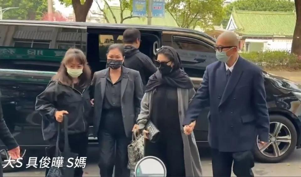 小S公公葬礼上，大S穿着遭质疑，黑人范玮琪牵手现身
