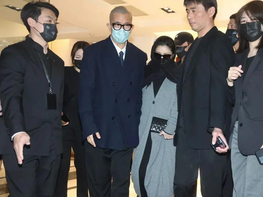小S公公葬礼上，大S穿着遭质疑，黑人范玮琪牵手现身