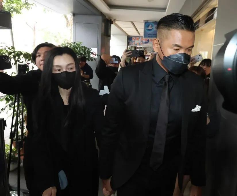 小S公公葬礼上，大S穿着遭质疑，黑人范玮琪牵手现身