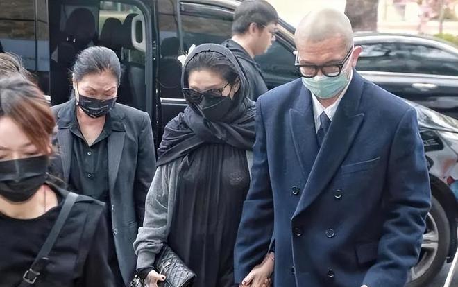 大S罕见现身引热议 台媒称大S有白发不染是另有原因