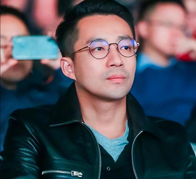 大S罕见现身引热议 台媒称大S有白发不染是另有原因