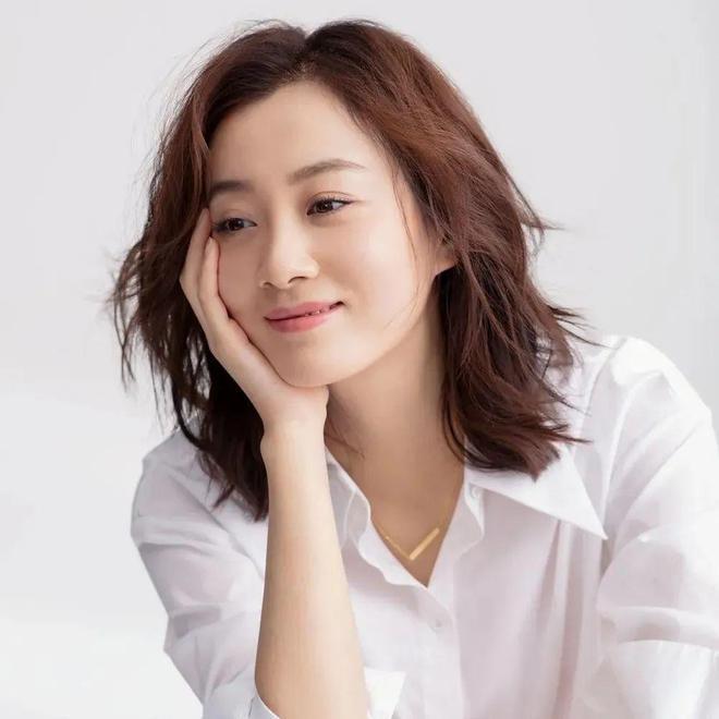 14岁上春晚,4次改名,男友抛弃她后转头花5亿娶李小冉