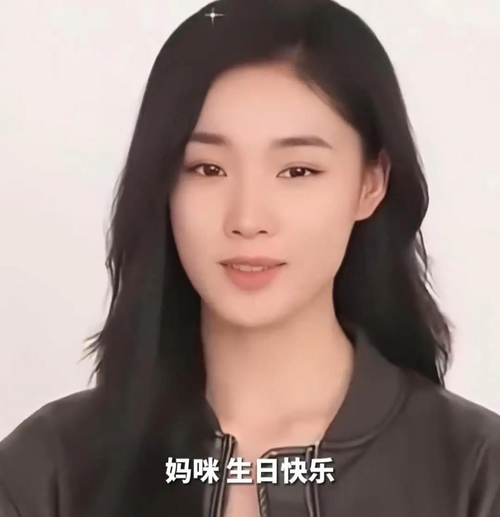 女儿22岁去世，包小柏一夜白头，如今用ai复活女儿