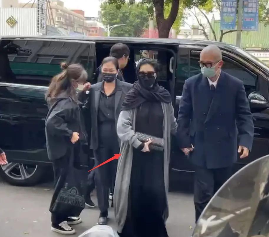 太尴尬！大S裙子被扒是汪小菲买的，连鞋子、发卡也都是前夫买的