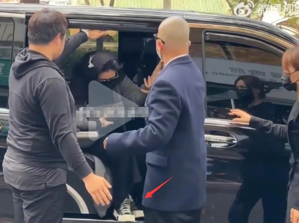 太尴尬！大S裙子被扒是汪小菲买的，连鞋子、发卡也都是前夫买的