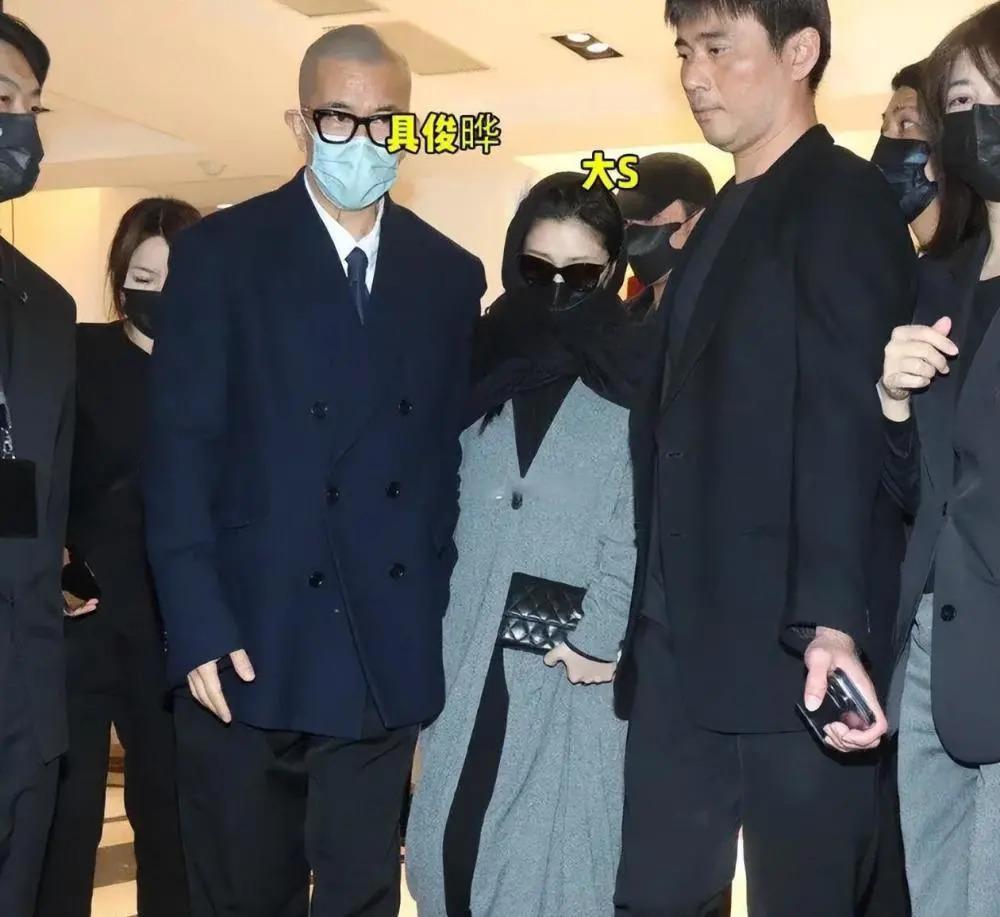 太尴尬！大S裙子被扒是汪小菲买的，连鞋子、发卡也都是前夫买的