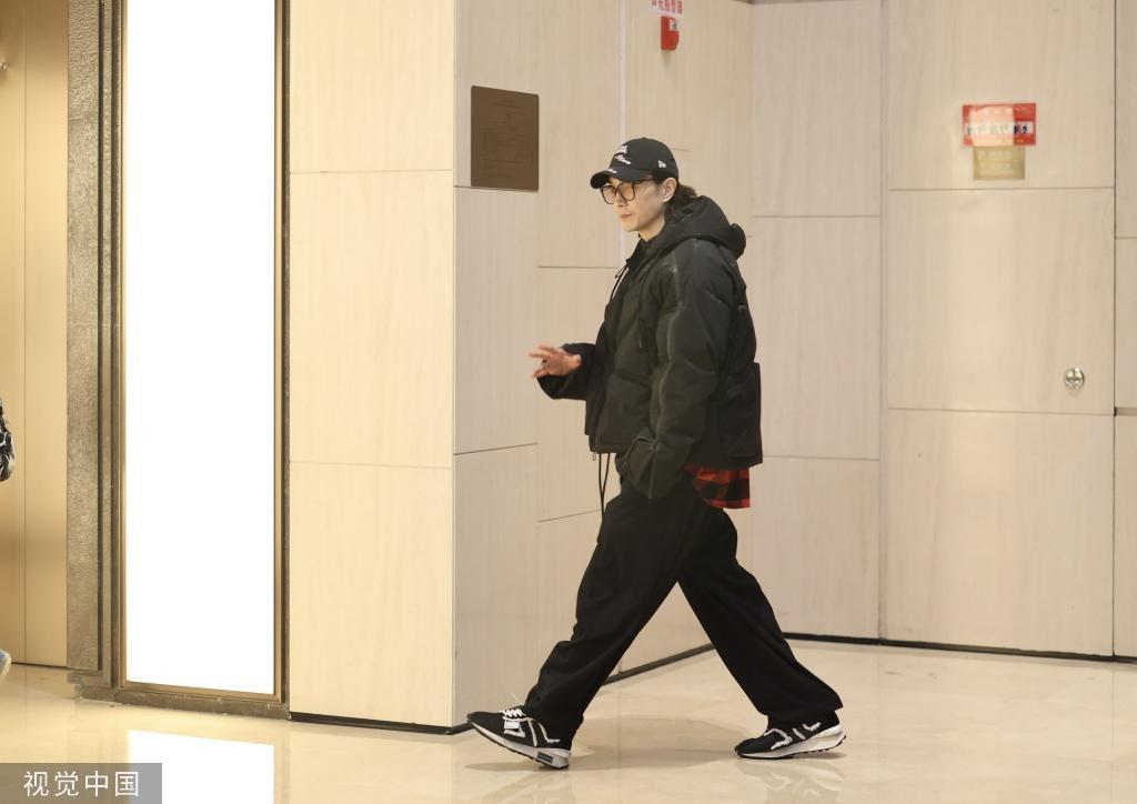 李承铉跟随戚薇现身长沙 陪同录制综艺秀恩爱