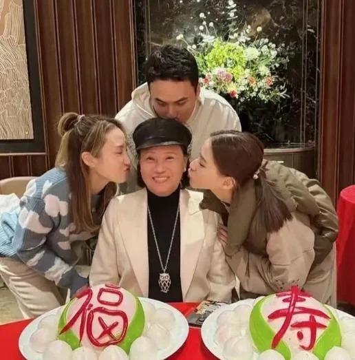 赌王三太过70大寿，何超莲为母庆生，未见窦骁引热议