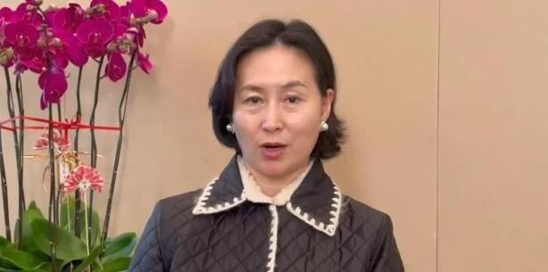 赌王三太过70大寿，何超莲为母庆生，未见窦骁引热议