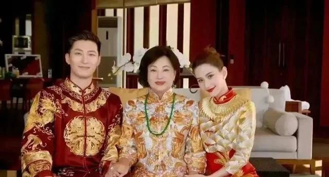 赌王三太过70大寿，何超莲为母庆生，未见窦骁引热议